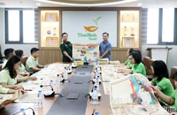 Trao tặng ấn phẩm đặc biệt kỷ niệm 50 năm Giải phóng miền nam, thống nhất đất nước cho hàng trăm cán bộ, kỹ sư, người lao động Tập đoàn ThaiBinh Seed.