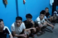 Các đối tượng trong đường dây mua bán người, bắt giữ người trái pháp luật để ép làm nhân viên phục vụ tại các quán hát. (Ảnh: Công an cung cấp)