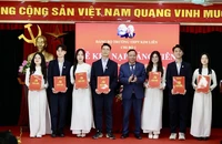 Phó Bí thư Thành ủy Hà Nội Nguyễn Văn Phong trao Quyết định kết nạp Đảng cho các đảng viên mới.
