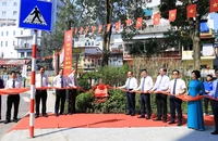 Lãnh đạo TP Hà Nội, quận Ba Đình thực hiện nghi thức gắn biển Cụm công trình hạ tầng kỹ thuật chung quanh hồ Trúc Bạch.