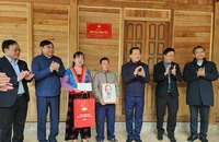 Phó Thủ tướng Chính phủ Lê Minh Khái cùng các đồng chí lãnh đạo tỉnh Điện Biên trao quà, gắn biển nhà Đại đoàn kết cho hộ nghèo tại huyện Nậm Pồ, tỉnh Điện Biên.