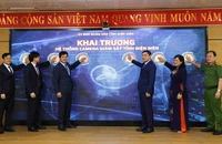 Các đồng chí lãnh đạo Tỉnh ủy, Hội đồng nhân dân, Ủy ban nhân dân tỉnh Điện Biên cùng lãnh đạo Sở Thông tin và Truyền thông Điện Biên ấn nút đưa vào sử dụng hệ thống camera giám sát.