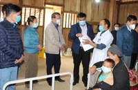 Lãnh đạo Sở Y tế Điện Biên kiểm tra công tác khoanh vùng, khống chế dịch sởi tại xã Pú Xi, huyện Tuần Giáo.