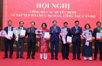 Các đồng chí lãnh đạo Tỉnh ủy, Ủy ban nhân dân tỉnh Điện Biên trao quyết định bổ nhiệm lãnh đạo Ban Tuyên giáo và Dân vận Tỉnh ủy cho các cá nhân.