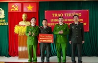 Đại tá Phạm Trường Giang, Phó Giám đốc Công an tỉnh Điện Biên trao thưởng các lực lượng phá thành công chuyên án. Ảnh: TRƯỜNG LONG