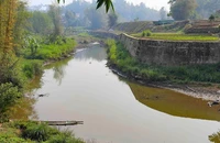 Đoạn sông Nậm Rốm qua địa phận bản Ta Pô, phường Thanh Trường thuộc Dự án chưa giải phóng mặt bằng do vướng mắc đất sản xuất của người dân.