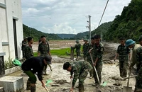Chiến sĩ Bộ Chỉ huy quân sự tỉnh Điện Biên giúp nhân dân vùng lũ quét Mường Pồn, huyện Điện Biên khắc phục hậu quả thiên tai.