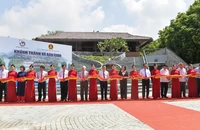 Các đại biểu cắt băng khánh thành, bàn giao di tích Trường dạy làm báo Huỳnh Thúc Kháng.