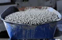 Chiếc xe cút kít chở bê-tông mới đổ chứa carbon dioxide thu được ở San Jose, California, Mỹ, ngày 1/2. Ảnh: Reuters