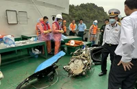 Trục vớt nhiều mảnh vỡ và động cơ máy bay. (Ảnh: Phạm Công)
