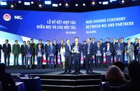 Ông Trương Gia Bình, Chủ tịch Hội đồng quản trị Tập đoàn FPT trao đổi thỏa thuận hợp tác với đại diện Trung tâm Đổi mới sáng tạo Quốc gia (NIC) và Tổ chức chuyên gia công nghệ Mỹ TreSemi.