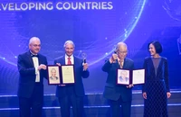 Đồng Chủ tịch Hội đồng sơ khảo, Giáo sư Nguyễn Thục Quyên và Giáo sư Albert Pisano trao cup và chứng nhận đến hai nhà khoa học đạt giải. (Ảnh: THÀNH ĐẠT)