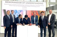 Thứ trưởng Khoa học và Công nghệ Bùi Hoàng Phương và Đoàn công tác chứng kiến lễ ký kết biên bản ghi nhớ giữa các đơn vị.