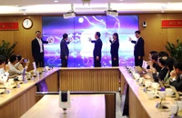 Các đại biểu thực hiện nghi thức khai trương cổng.