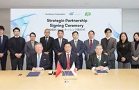Ông Trương Gia Bình, Chủ tịch HĐQT kiêm Nhà sáng lập Tập đoàn FPT cùng Ông Yoshitaka Kitao, Giám đốc Đại diện, Chủ tịch kiêm Tổng Giám đốc Tập đoàn SBI Holdings; và ông Toshikazu Nambu, Giám đốc, Phó Chủ tịch Tập đoàn Sumitomo, trong lễ ký kết thỏa thuận hợp tác chiến lược.