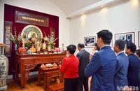 Lễ dâng hương diễn ra nhỏ gọn, nhưng là nguồn động viên lớn cho mỗi cán bộ cơ quan đại diện khi nhận nhiệm vụ công tác tại Pháp. (Ảnh: MINH DUY)