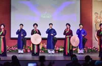 Làn điệu dân ca quan họ ngọt ngào, đằm thắm được giới thiệu tại “Đêm văn hóa Việt Nam - Tinh hoa Di sản Kinh Bắc" tại Pháp.