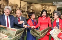 [Ảnh] Giới thiệu phụ san đặc biệt của Báo Nhân Dân tại Pháp