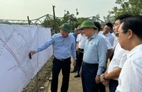 Thường trực Hội đồng nhân dân thành phố giám sát công tác quy hoạch, quản lý đất đai, trật tự xây dựng khu vực bãi sông, ngoài đê (quận Ba Đình).