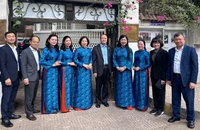 Đoàn công tác chụp hình lưu niệm với Đại sứ Nguyễn Huy Dũng tại Đại sứ quán Việt Nam ở Cairo.