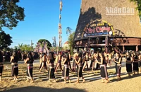 Biểu diễn chiêng, xoang khai mạc liên hoan.