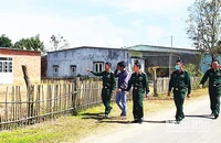 Cán bộ, chiến sĩ Đồn Biên phòng Sa Loong phối hợp với Ban Công tác mặt trận thôn Giang Lố 2 ngăn ngừa tà đạo Hà Mòn len lỏi, tiếp cận người dân.