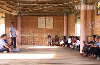 Tuyên truyền người dân tại xã Hơ Moong tránh nghe lời dụ dỗ của các đối tượng xấu tin theo tà đạo Hà Mòn.