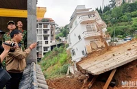Ngôi nhà bị xô lệch trong vụ sạt lở nghiêm trọng tại phường 10, thành phố Đà Lạt rạng sáng 29/6.