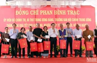 Đồng chí Phan Đình Trạc và quyền Bí thư Tỉnh ủy Lâm Đồng trao quà Tết tặng già làng, người có uy tín tại xã N'Thôn Hạ, huyện Đức Trọng.