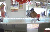 Hình ảnh đối tượng dùng rìu phá tủ kính cướp tiệm vàng được camera an ninh ghi lại.