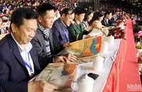 Ấn bản phụ san đặc biệt của Báo Nhân Dân đến với đại biểu tham dự chương trình nghệ thuật “Non sông thống nhất” tại thành phố Đà Lạt, tỉnh Lâm Đồng.