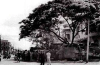 Xe tăng ta án ngữ trước Toà án (đường Trần Hưng Đạo, thị xã Phan Thiết) vào ngày 19/4/1975. (Ảnh tư liệu của Ban Tuyên giáo và Dân vận tỉnh Bình Thuận)