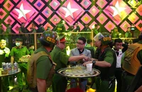 Công an kiểm tra test nhanh ma túy các khách.
