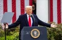 Tổng thống Mỹ Donald Trump công bố áp mức thuế đối ứng mới tại Nhà Trắng, ngày 2/4/2025. (Ảnh: THX/TTXVN)
