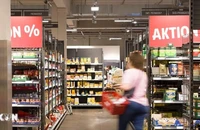 Người dân mua sắm tại siêu thị ở Berlin, Đức. (Ảnh: THX/TTXVN)