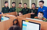 Đại diện Trung ương Đoàn và các đơn vị liên quan tham quan khu vực tranh tài hưởng ứng Cuộc thi Olympic tiếng Anh dành cho cán bộ trẻ năm 2024.