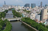 Cảnh quan hai bên bờ kênh Nhiêu Lộc-Thị Nghè được cải tạo trở nên trong lành, xanh mát. (Ảnh THẾ ĐẠI)