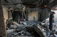 Tòa nhà bị phá hủy sau cuộc không kích của Israel xuống thành phố Gaza ngày 13/4/2025. (Ảnh: THX/TTXVN)