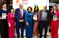 Đại sứ Phạm Thị Thu Hương (đứng giữa) cùng các đại biểu, bạn bè Hy Lạp trong buổi giới thiệu, ra mắt cuốn sách “Tiểu sử Hồ Chí Minh” bằng tiếng Hy Lạp. (Ảnh: Đại sứ quán Việt Nam tại Hy Lạp)
