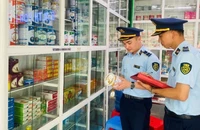 Lực lượng quản lý thị trường tỉnh Thanh Hóa rà soát sản phẩm thuốc, thực phẩm dinh dưỡng, thực phẩm bảo vệ sức khỏe. (Ảnh LƯU QUYÊN)