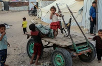 Trẻ nhỏ sống tại một trại tị nạn ở Dải Gaza. (Ảnh TÂN HOA XÃ)