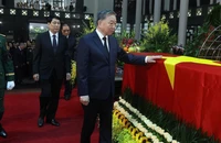 Đoàn Ban Chấp hành Trung ương Đảng do Tổng Bí thư Tô Lâm dẫn đầu vào viếng nguyên Chủ tịch nước Trần Đức Lương. (Ảnh: TTXVN)