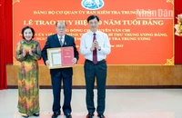 Đồng chí Nguyễn Duy Ngọc, Ủy viên Bộ Chính trị, Bí thư Trung ương Đảng, Chủ nhiệm Ủy ban Kiểm tra Trung ương trao tặng Huy hiệu 60 năm tuổi Đảng cho đồng chí Nguyễn Văn Chi.