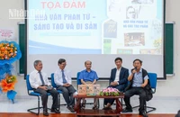 Các diễn giả trao đổi với sinh viên tại Tọa đàm khoa học “Nhà văn Phan Tứ-Sáng tạo và Di sản”.