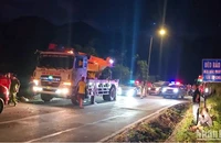 Lực lượng chức năng có mặt hiện trường triển khai công tác cứu hộ, cứu nạn.