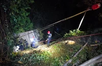 Lực lượng chức năng kéo xe khách bị nạn lên khỏi hiện trường.