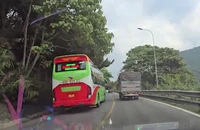 Xe khách vượt ẩu được người dân ghi hình lại.