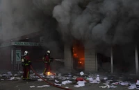 Văn phòng của một ngân hàng ở thành phố Nanterre bị đốt cháy trong đêm 29/6. (Ảnh: Le Monde)