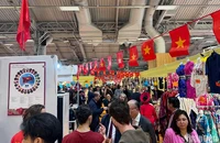 Không gian Việt Nam luôn nhộn nhịp đón khách tới mua sắm và thưởng thức nghệ thuật, ẩm thực. Ảnh: KHẢI HOÀN