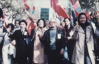 Ngày 30/4/1975, kiều bào diễu hành trên đường phố Paris, giương cao biểu ngữ ”Việt Nam thắng lợi". (Ảnh: Lê Tấn Xuân)